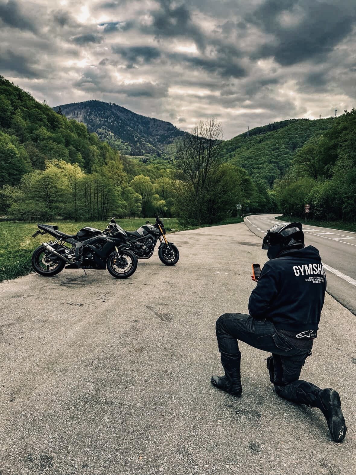 Motofotograf v náklonu před Yamahou R1 a MT-09 v českém podhůří